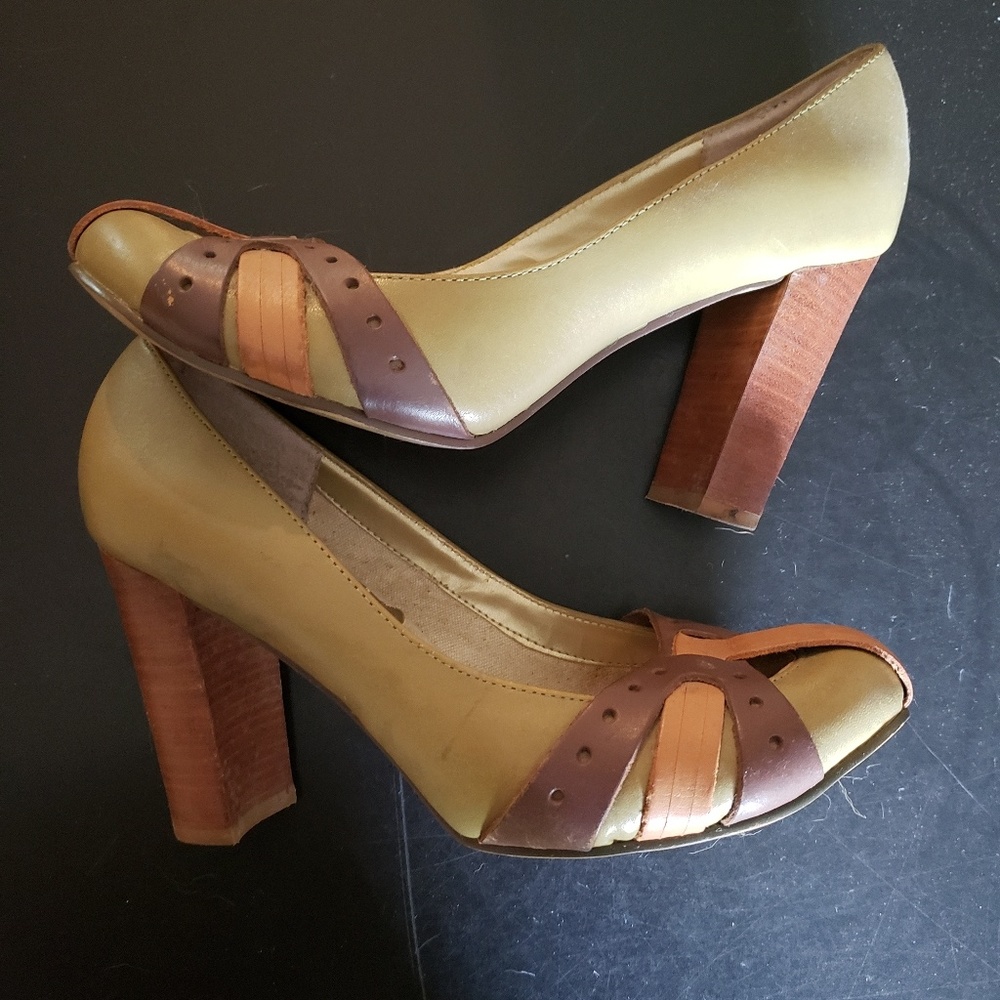 Charles David Exchange Vintage wood heel pumps